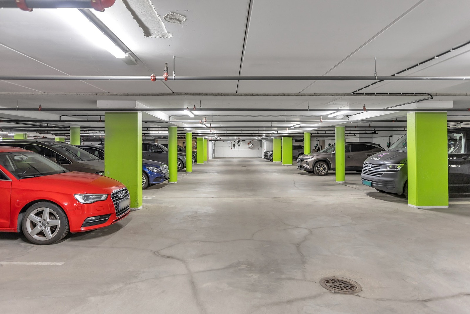 - Leiligheten har egen fast parkeringsplass i lukket anlegg | Man kan kommer seg til leilighetens etasje direkte fra garasjekjeller - Galleribilde