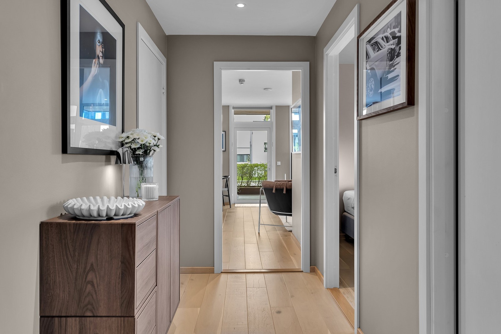 - Meget pent parkettgulv med brede bord | Spotter i tak som gir fin belysning - Galleribilde