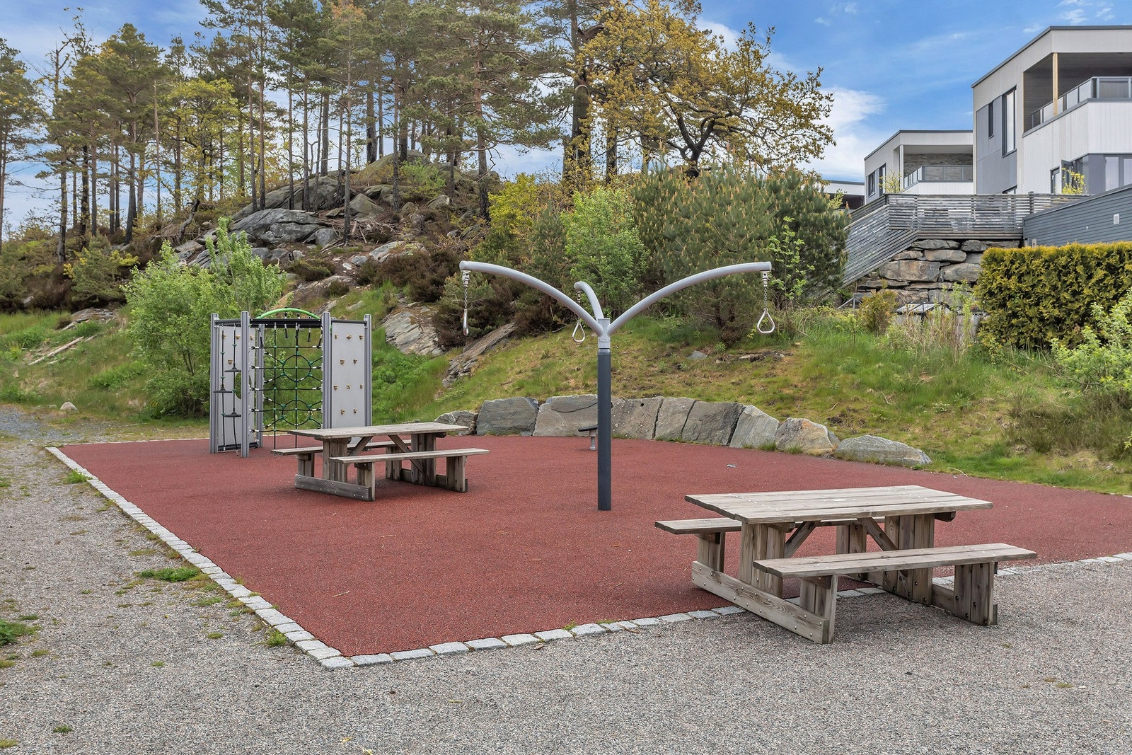- Lekeplass for de aller minste også like ved | Fint samlingspunkt både for store og små - Galleribilde