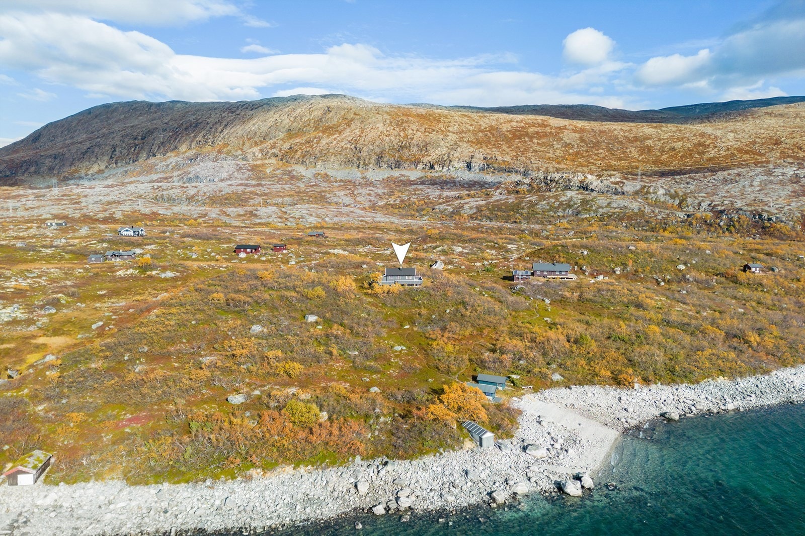 Adkomst til hytta er via sti fra parkeringslomme, ca. 300 meter unna. Galleribilde