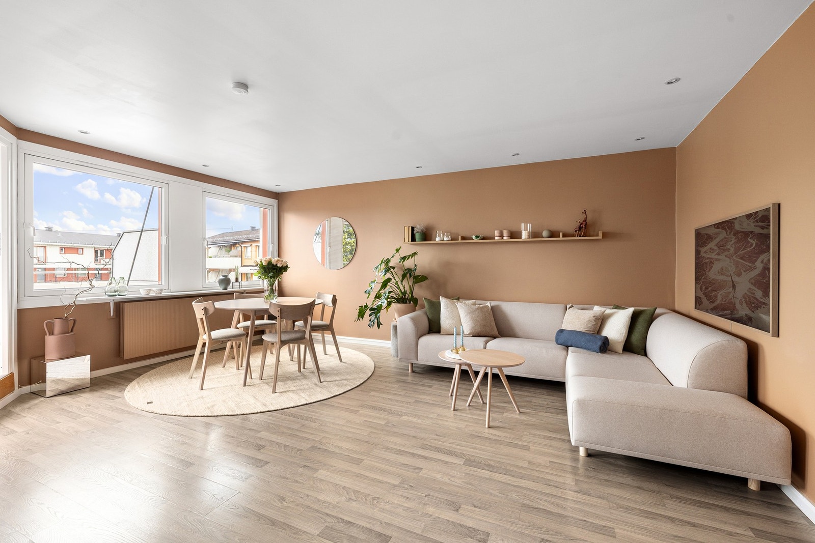 Utformingen av rommet gir plass for både sofa og et spisebord Galleribilde