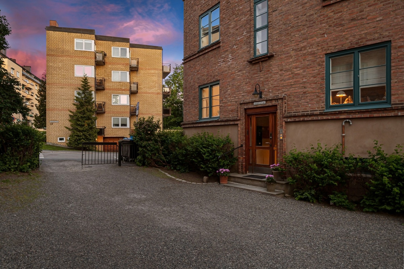 Inngjerdet og privat gårdsrom med inngangsparti. Galleribilde