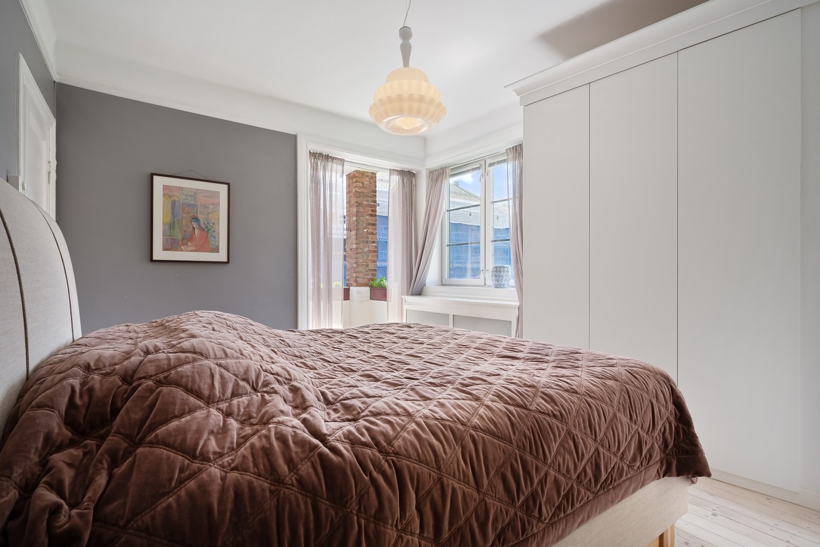 Romslig hovedsoverom med vindusflater i to himmelretninger og utgang til sydøstvendt veranda på ca. 6 m². Galleribilde