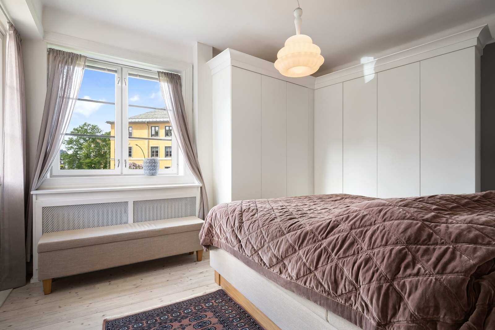 Godt med lagringsplass i plassbygget garderobeskap og fri utsikt mot Arno Bergs plass. Galleribilde