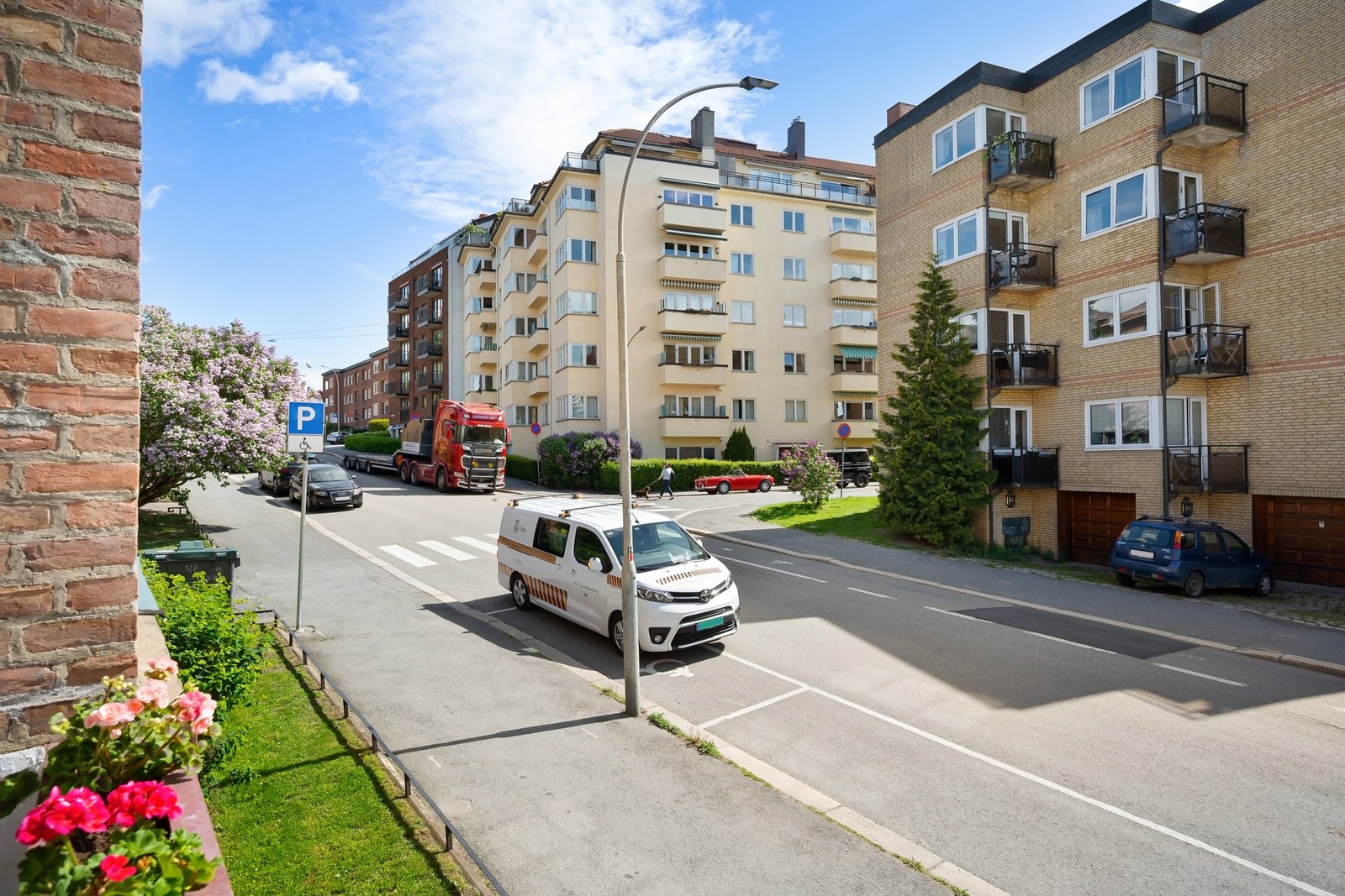 Leiligheten er beliggende i høy 1. etasje, med flere meter ned til bakkeplan. Galleribilde