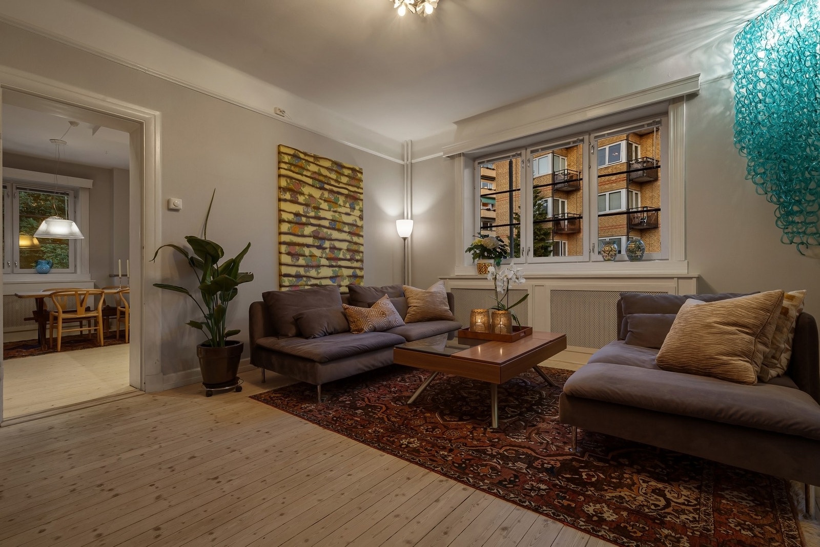 Kjøkken, stue og soverom ligger på rekke, med vinduer i tre himmelretninger. Galleribilde