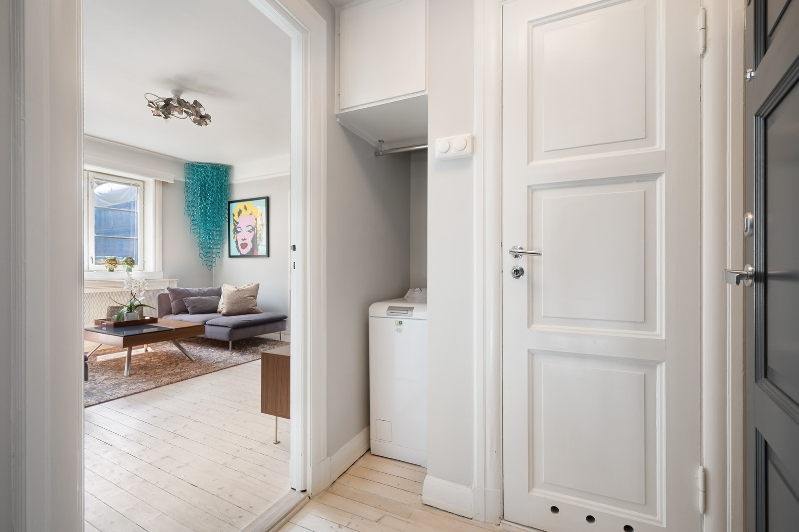 Praktisk nisje for opplegg for vaskemaskin i gangen. Galleribilde