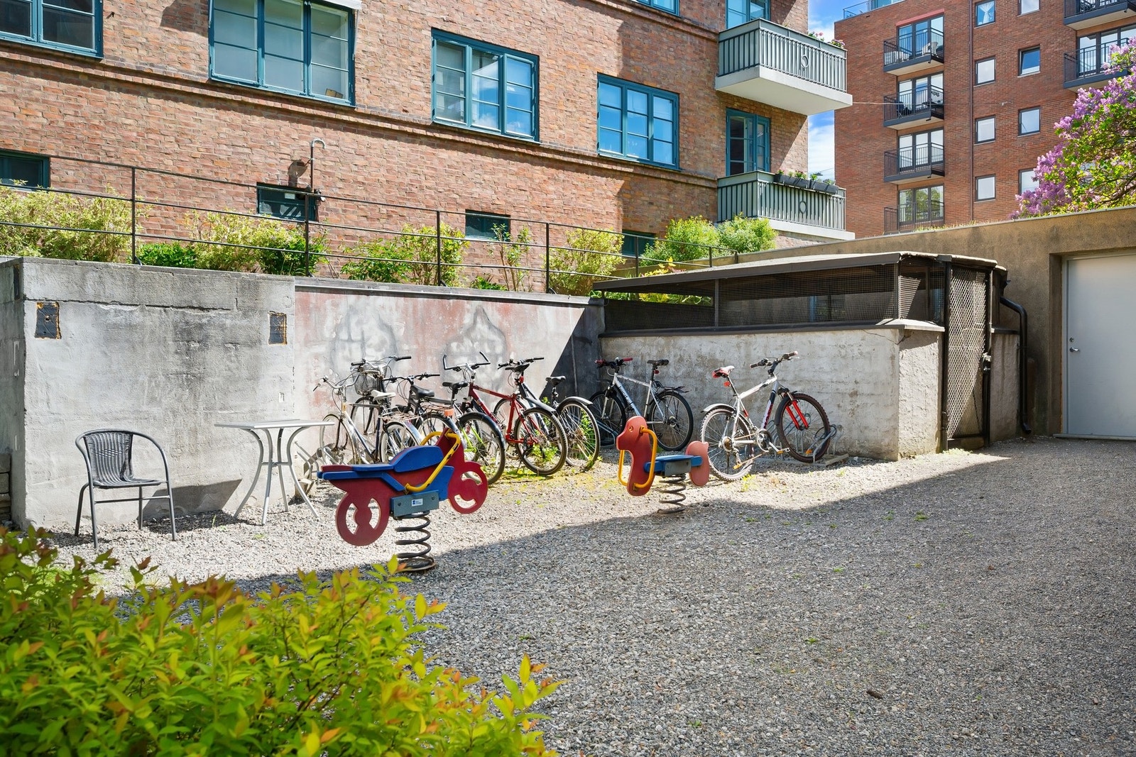 Sykkelparkering både ute og inne. Galleribilde