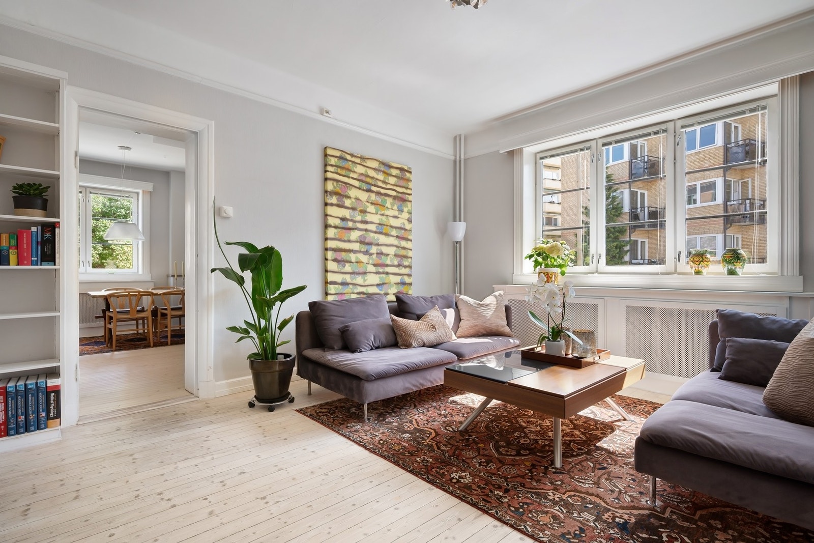 Spisekjøkken, stue og soverom ligger på rekke og har store vindusflater for rikelig med naturlig lysinnslipp og flott utsyn. Galleribilde