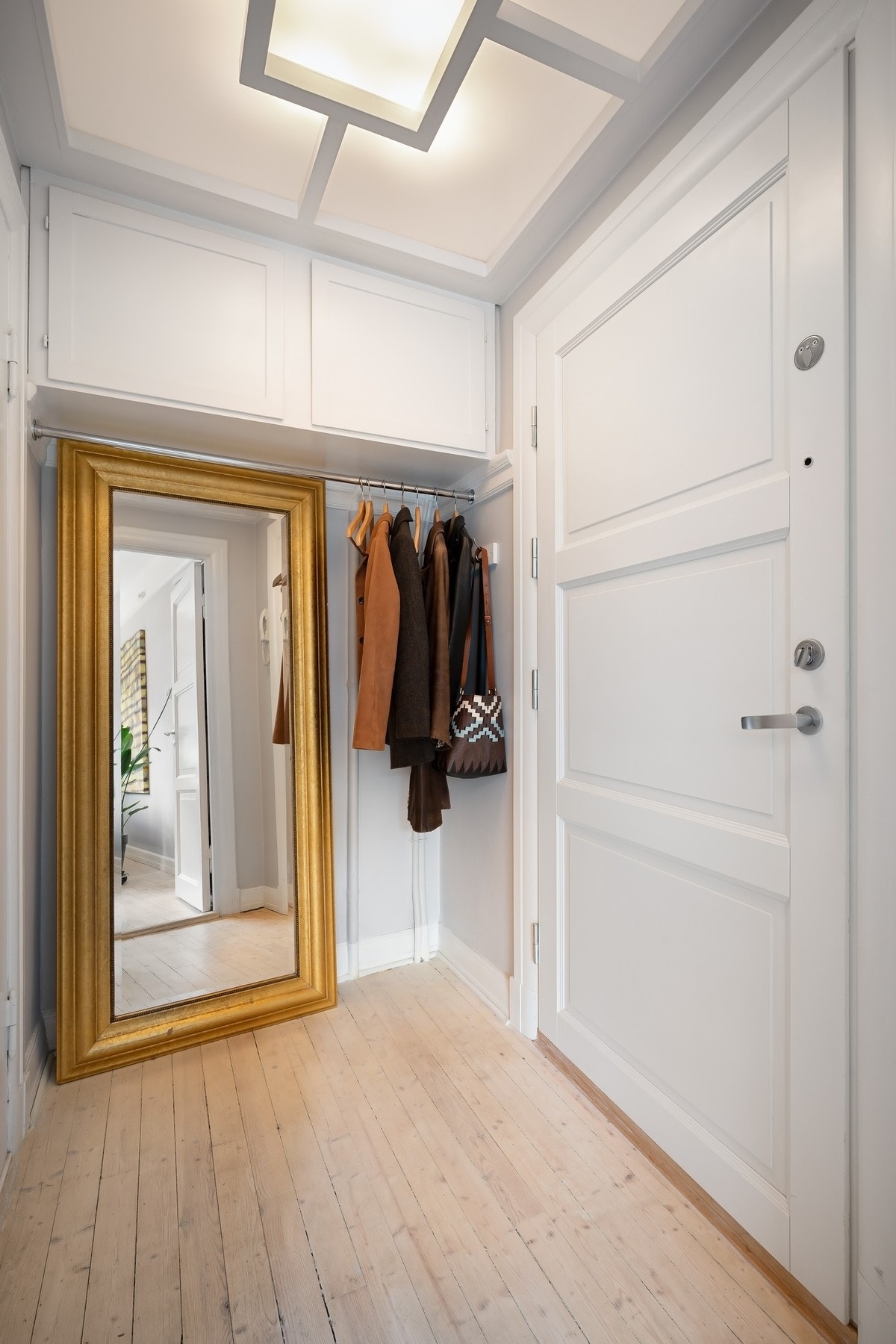 Innbydende inngangsparti - Disponibel kjellerbod på ca. 9 m². Loftsbod med gulvareal på ca. 8 m² (ikke måleverdig grunnet skråtak). Galleribilde