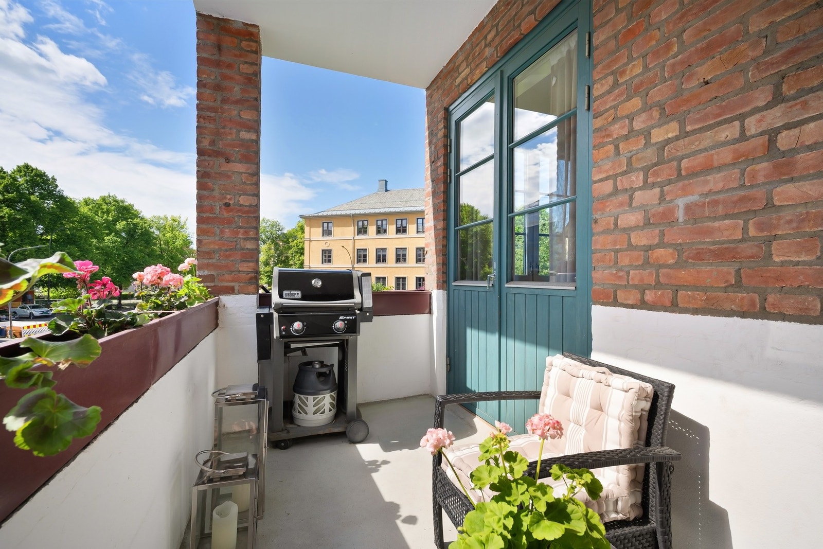 Nydelig og fri utsikt mot Arno Bergs plass og fontenen. Galleribilde