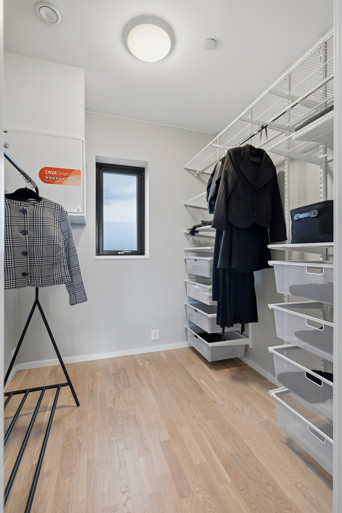 I tilknytning til hovedsoverommet er det en bod som er innredet som et praktisk walk-in closet. Galleribilde