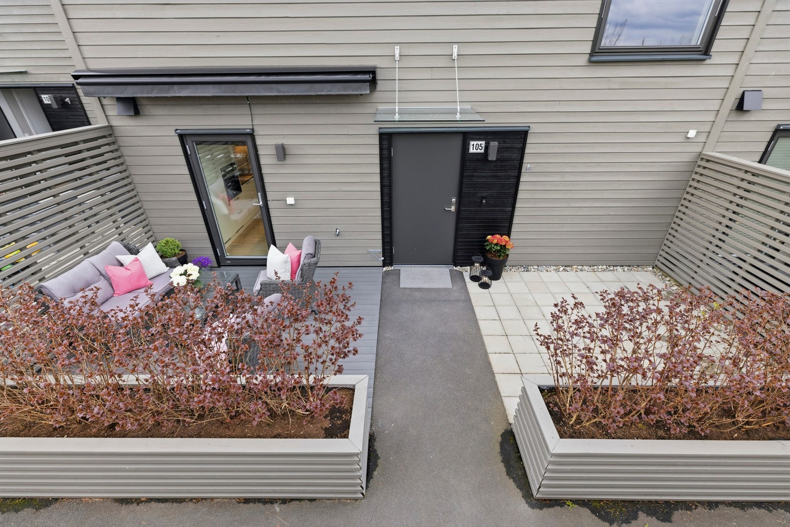 Uteplassen ved inngangspartiet har god plass til både sittegruppe og beplantning. Galleribilde