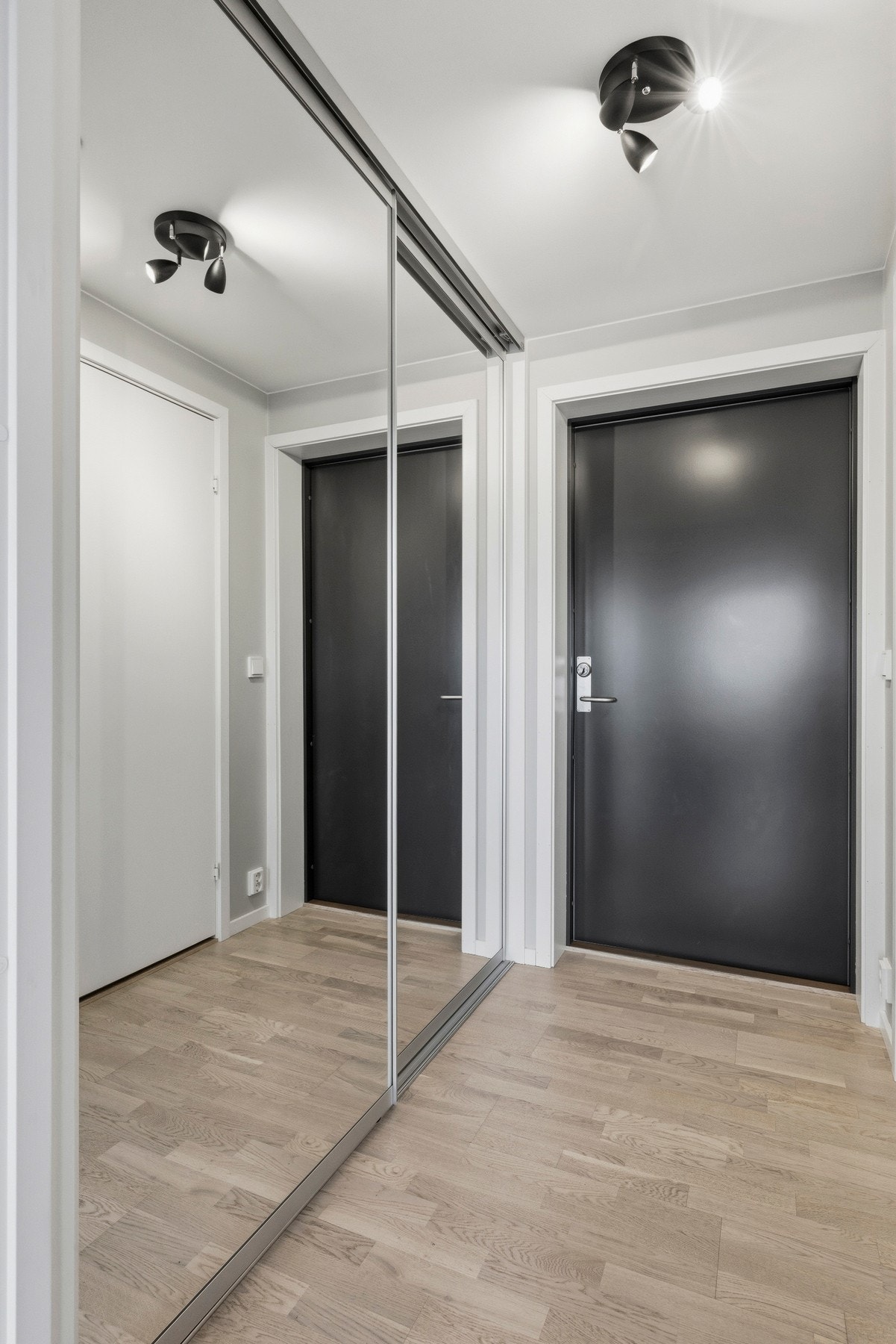 Entréen har en skyvedørsgarderobe som gir gode oppbevaringsmuligheter for yttertøy og sko. Galleribilde