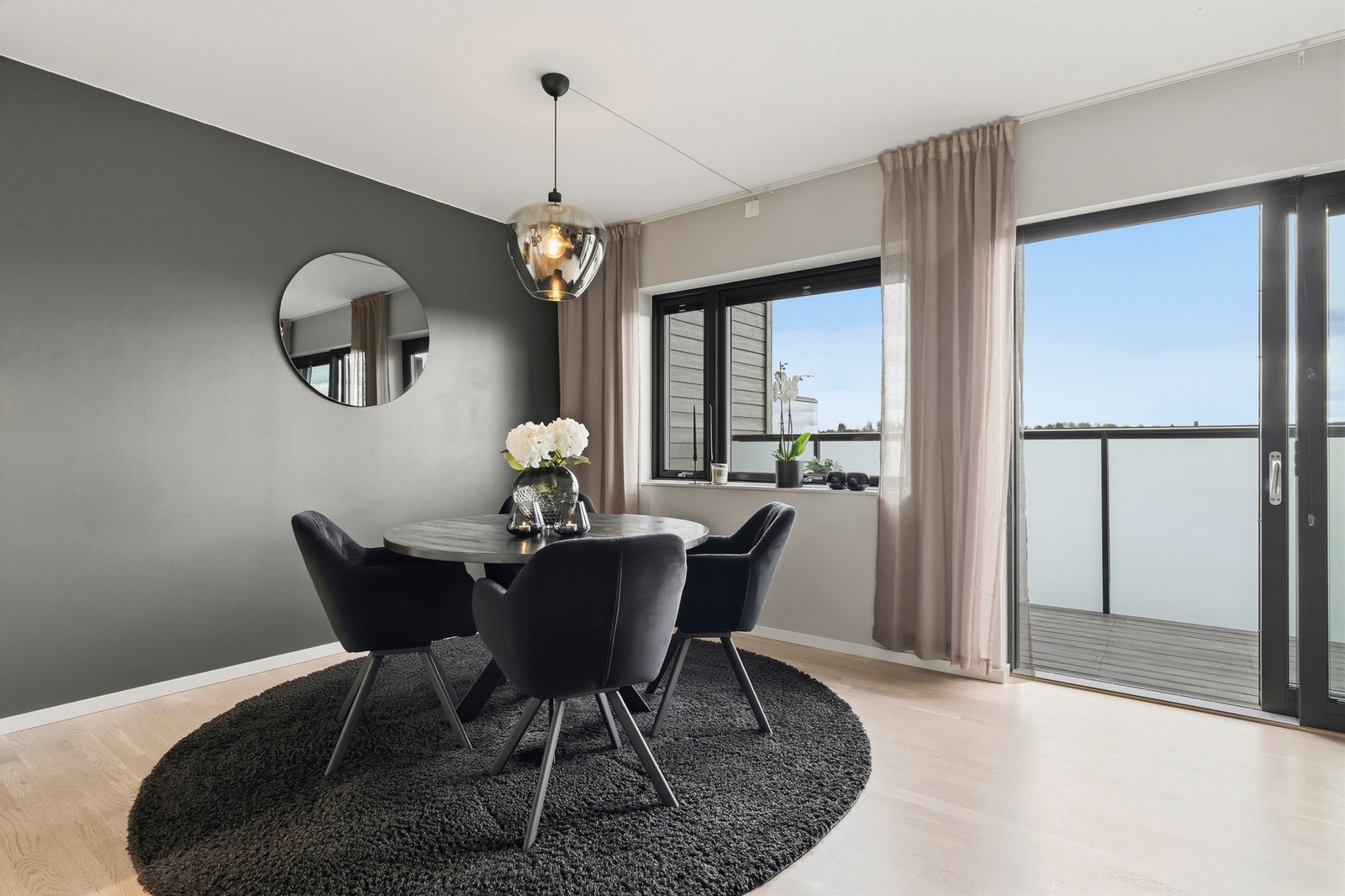 Fra stuen er det utgang til terrasse via skyvedør i glass. Galleribilde