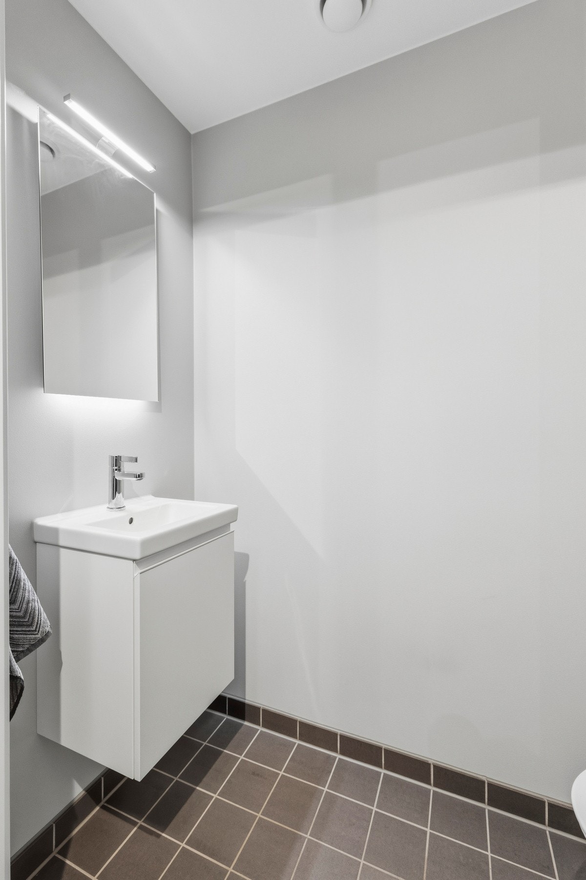 Boligen har et separat WC-rom i 1. etasje. Galleribilde