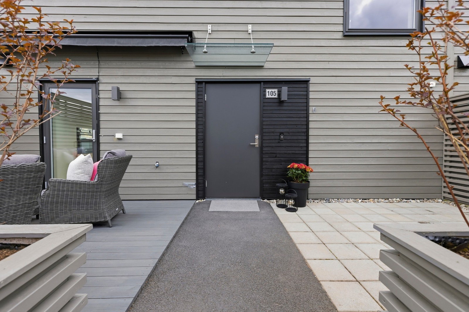 Boligen har et flott uteområde ved inngangspartiet. Galleribilde