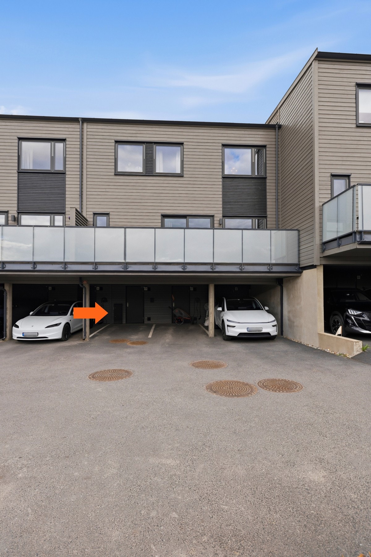 Boligen disponerer en parkeringsplass i en carport. Det er montert lader i carporten. Galleribilde