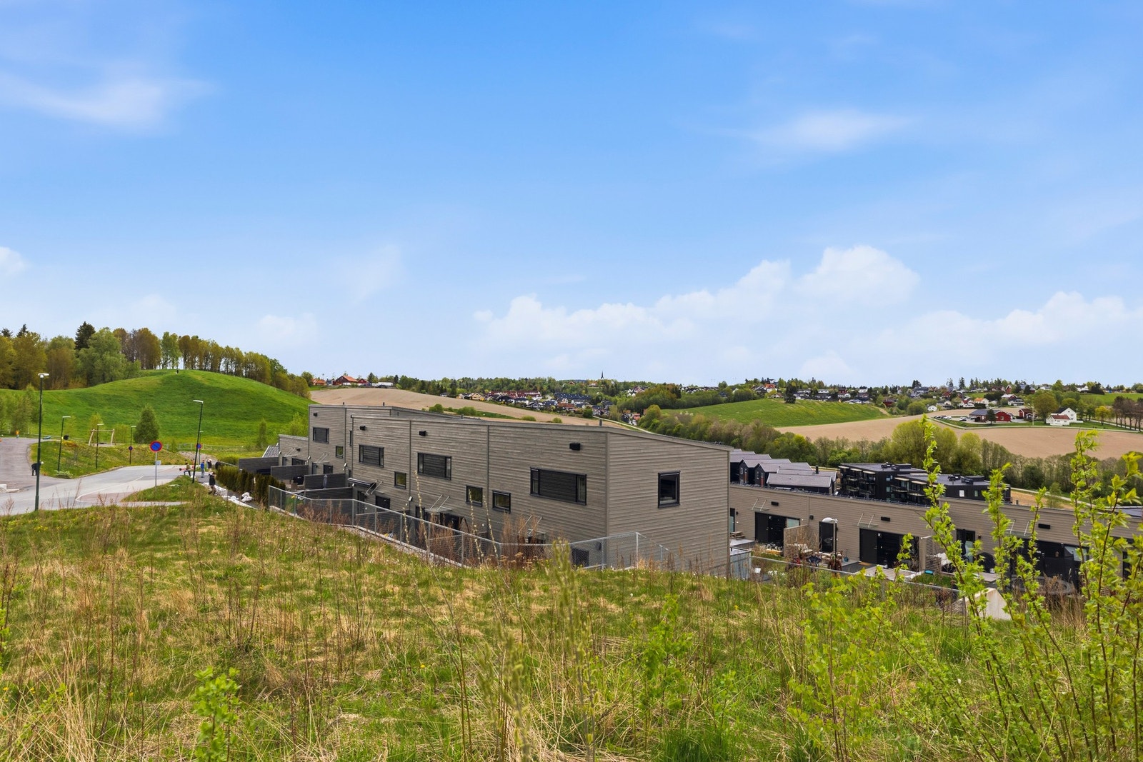 Her bor du sentralt, men samtidig skjermet på Kjeller i Lillestrøm. Det er gangavstand til Kjeller skole, og kort vei til Lillestrøm sentrum med ''alt'' du trenger av servicetilbud. Velkommen til visning! Galleribilde