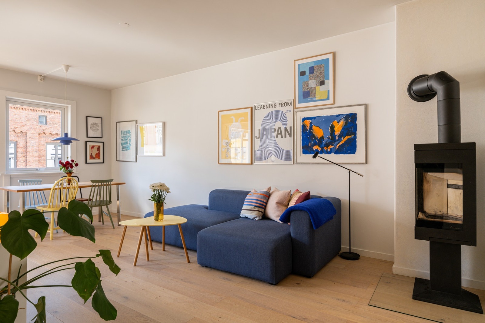 God plass til sittegruppe, spisebord, tv-krok, bokhylle og reol Galleribilde