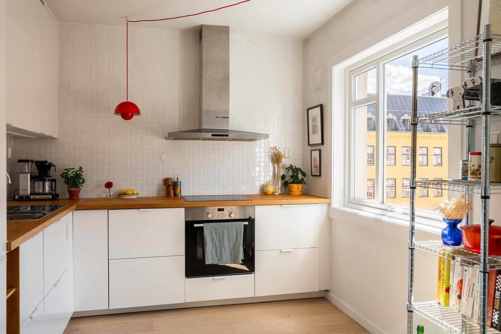 Tidløs innredning fra 2021 med glatte fronter og god skap- og benkeplass Galleribilde