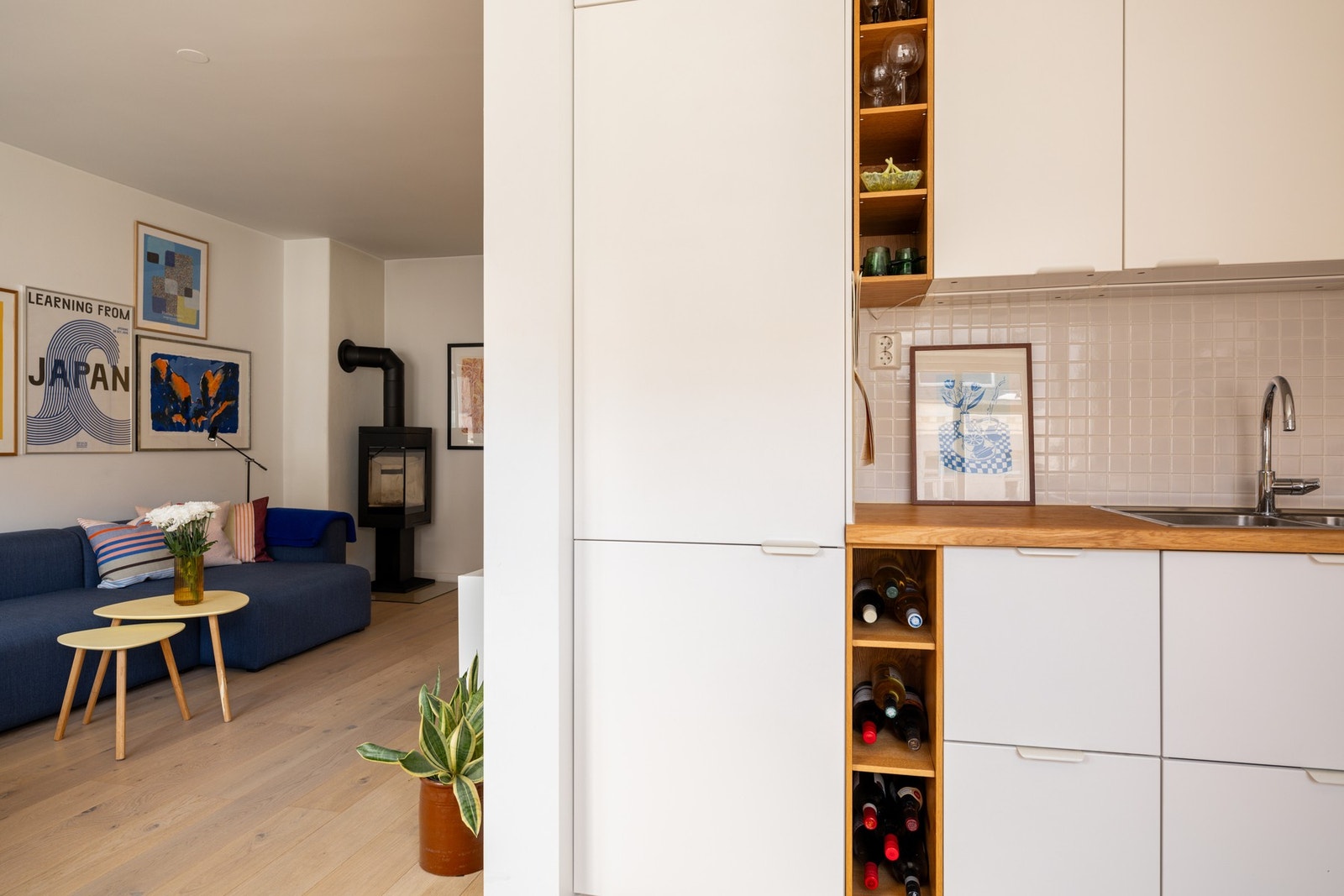 Snekker har laget plassbygde hyller Galleribilde