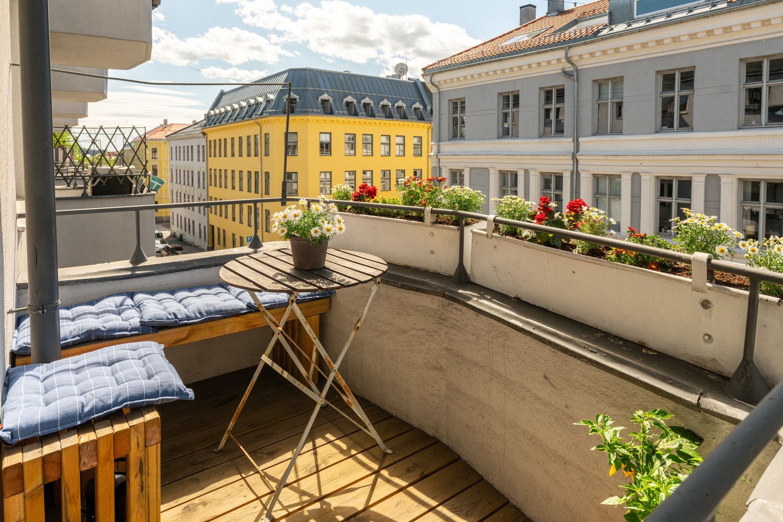 Solrik, vestvendt balkong med plassbygget sittebenk Galleribilde