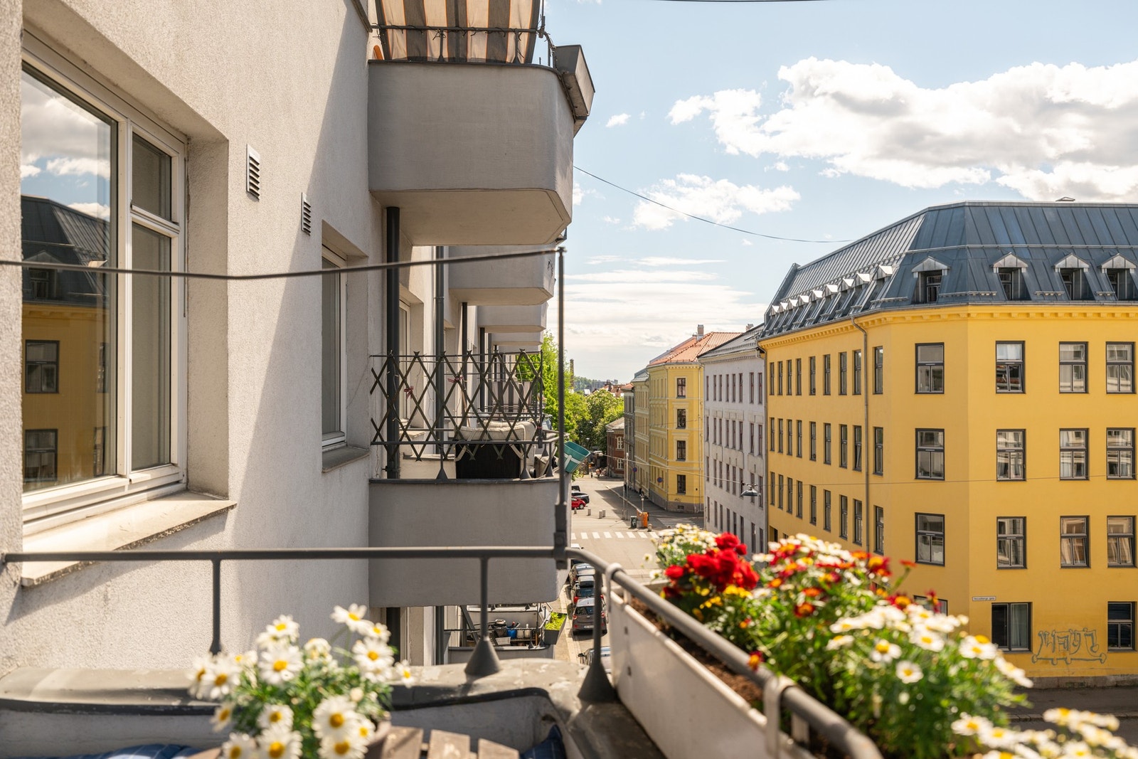 Hyggelig utsikt mot rolig, trafikkstille gate Galleribilde