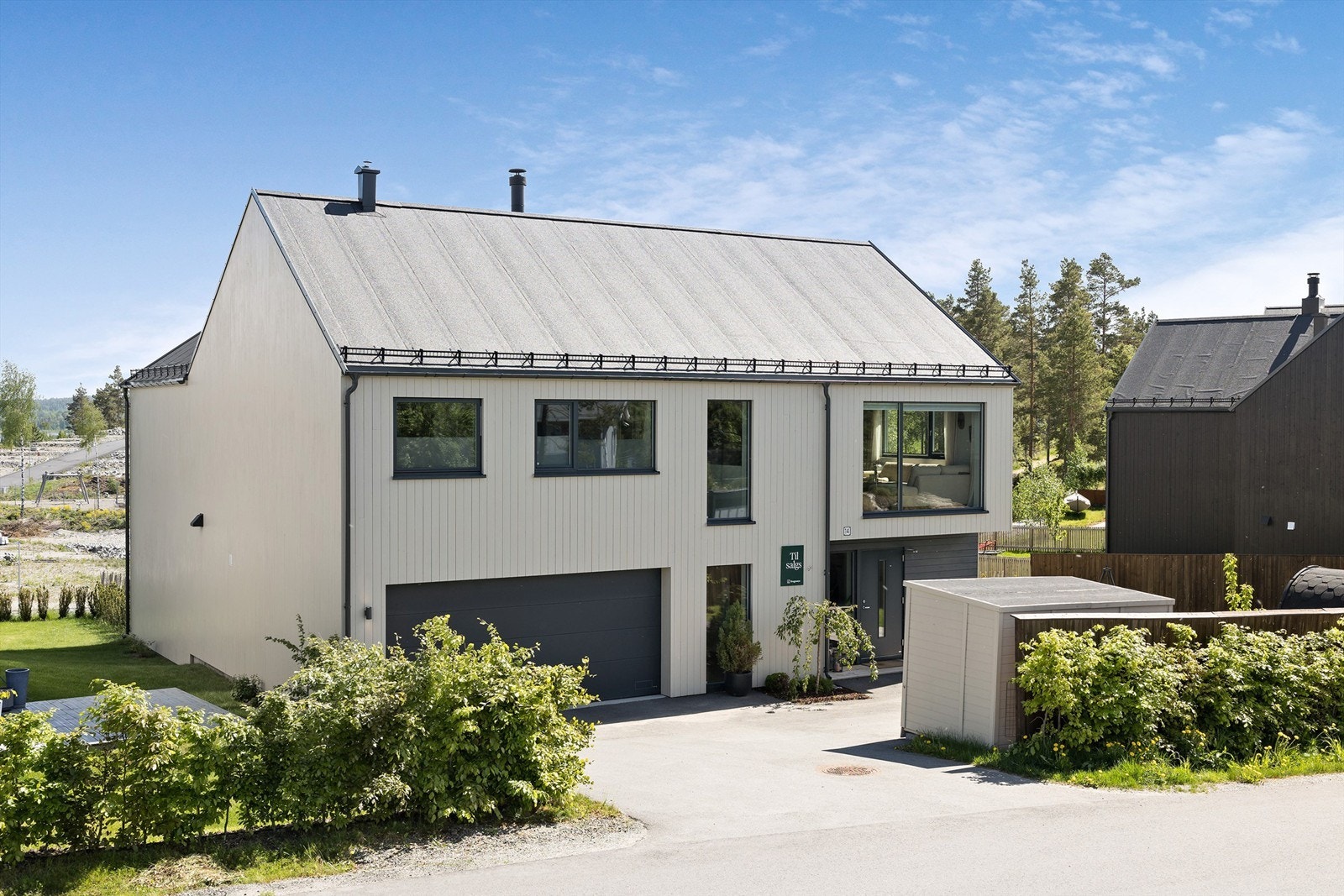 Integrert dobbeltgarasje og flere biloppstillingsplasser utenfor. Galleribilde