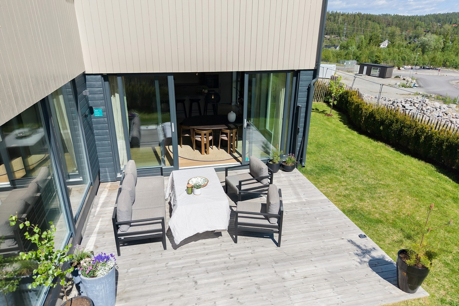 Terrasse på 21 kvm utenfor kjøkkenet. God plass til utemøblement. Galleribilde