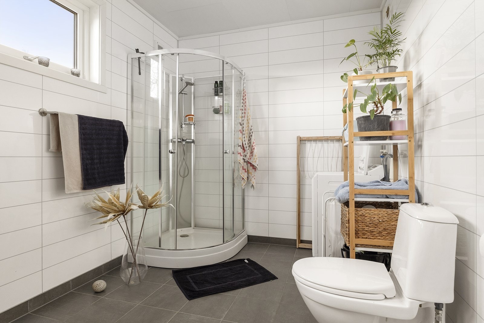 Det ble gjort tiltak på badet i 2021, med nye baderomsplater, innredning og dusjkabinett. Galleribilde