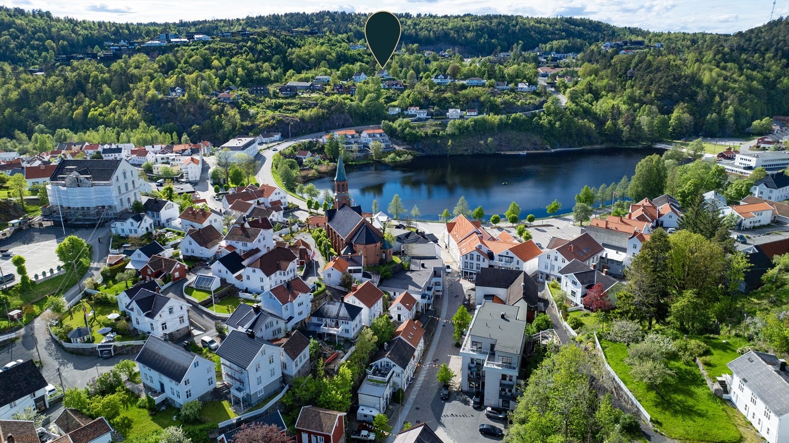 Boligen har en luftig og fin beliggenhet på Stølefjell, rett ved Tvedestrand sentrum Galleribilde