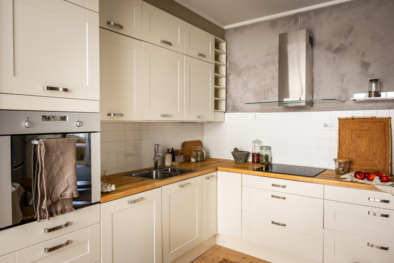 Pent, separat kjøkken med innredning fra Ikea med profilerte fronter og heltre benkeplater som gir et klassisk uttrykk. Galleribilde