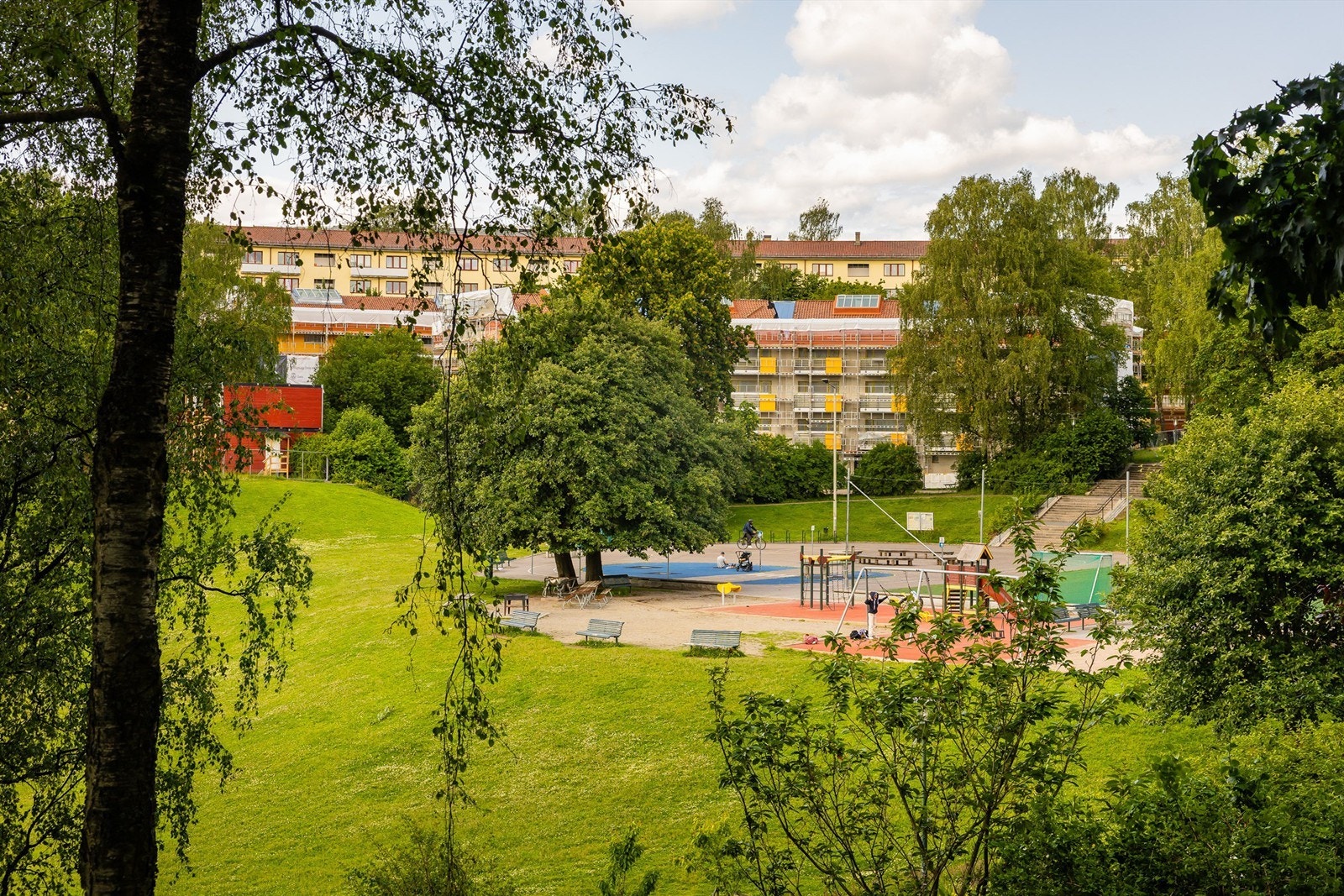 Det er fine tur- og treningsmuligheter i nærheten med Ilaparken, Akerselva, Myraløkka, Sageneparken, Bjølsenparken, Geitmyra skolehage og Voldsløkka. Galleribilde