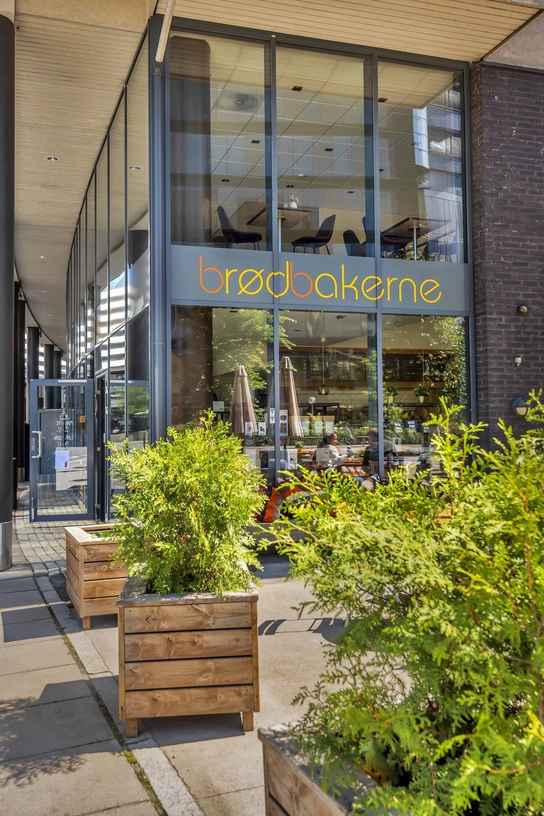 I Karenslyst Allé er det også et bredt utvalg av kafeer, klesforretninger, restauranter, apotek, helse, SATS treningssenter mm. Galleribilde