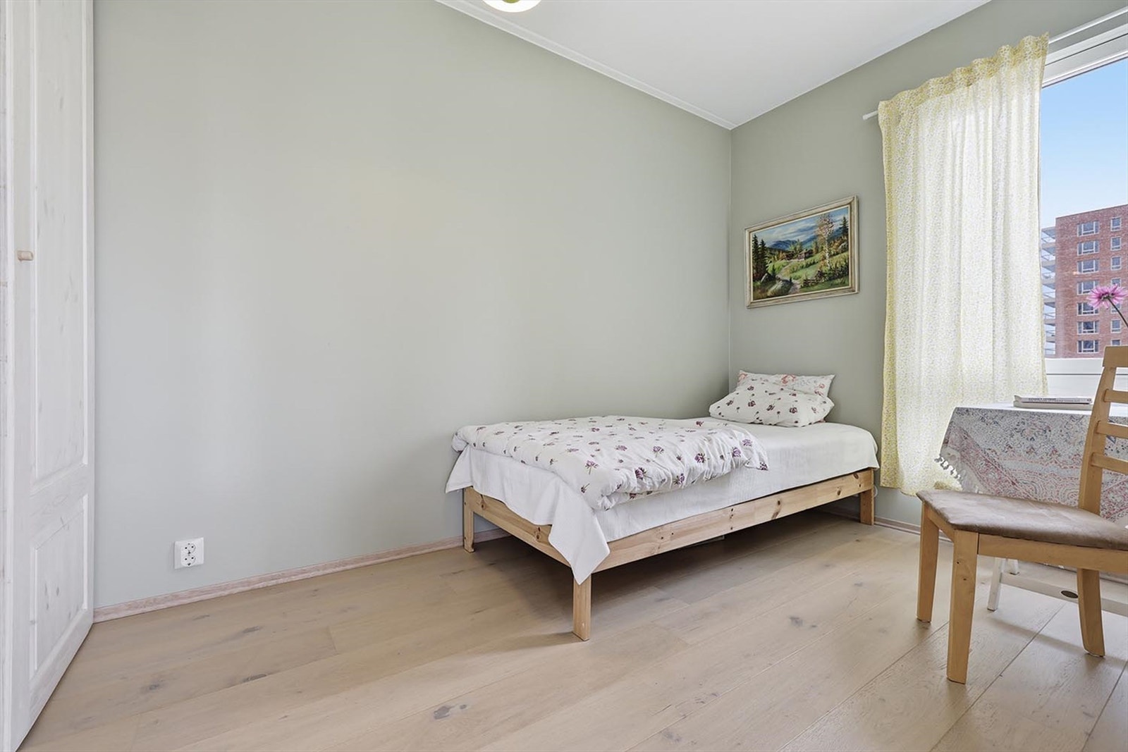 Soverom 2 med plass til seng og oppbevaringsmøbler. Galleribilde
