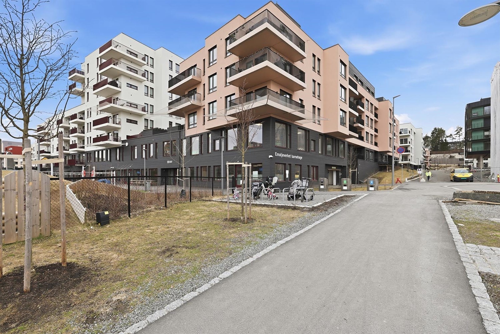 Fra leiligheten har du "kort" vei til alle fasiliteter. I umiddelbar nærhet finner du en Emaljeverket barnehage. Galleribilde