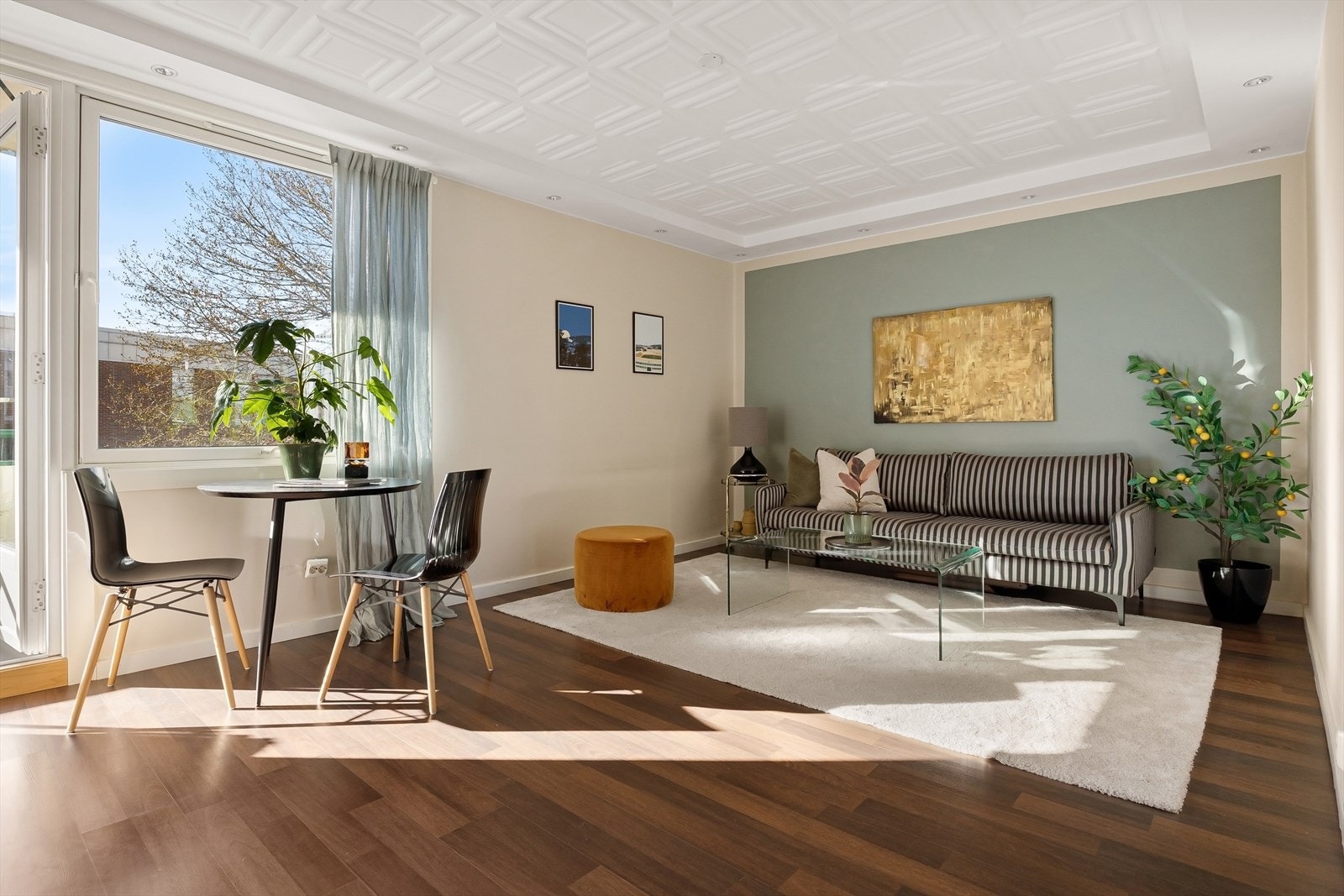 Innbydende stue med god plass til en stor sofagruppe. Galleribilde