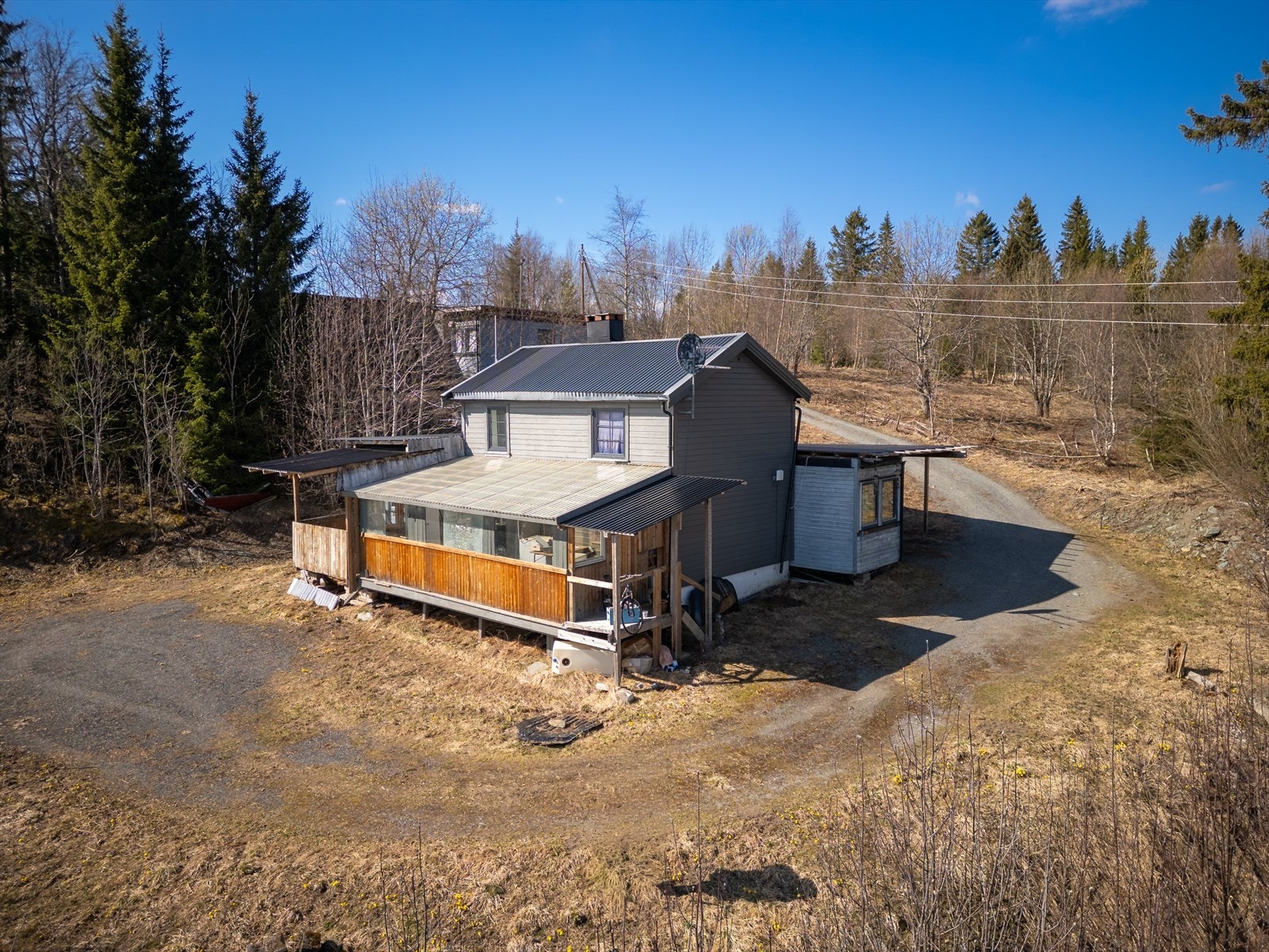 En fritidseiendom ved Hestsjøen bestående av hovedhus og uthus/bodareal. Galleribilde
