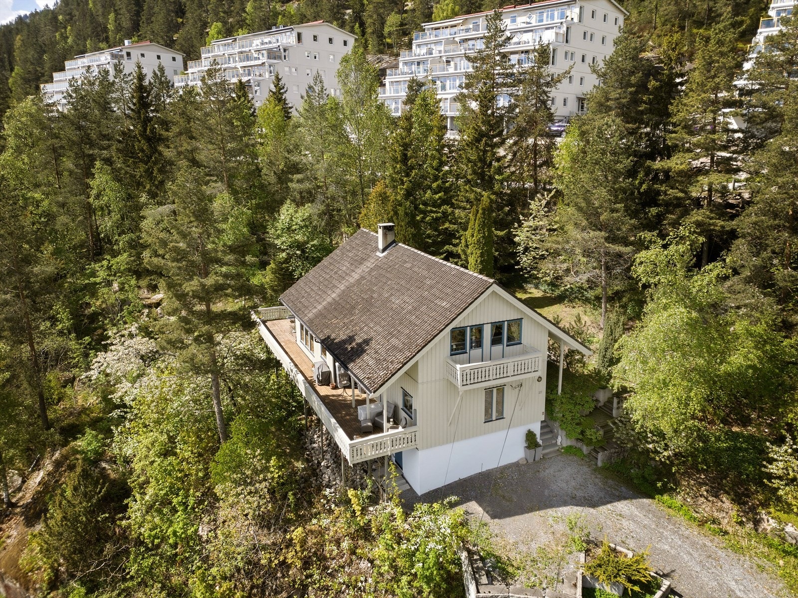 Eneboligen i Eikseterveien 23 ligger flott til i åskanten av Egge i Lier, tett på marka. Galleribilde
