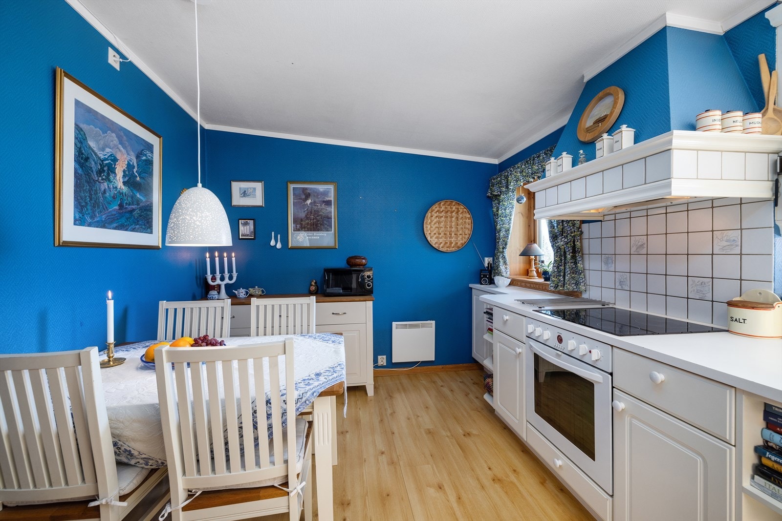 Integrert ovn, platetopp og opplegg for oppvaskmaskin. Galleribilde