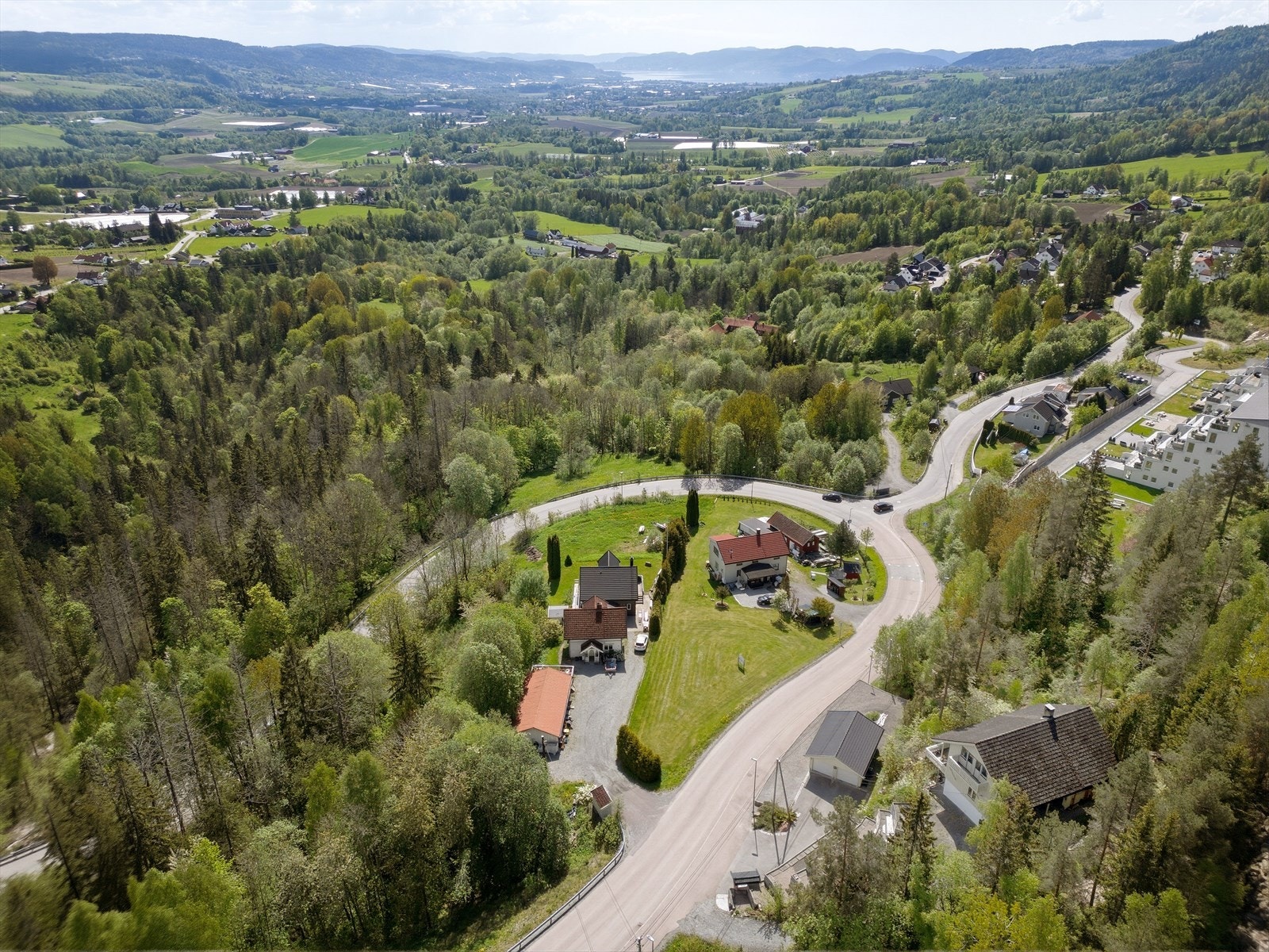 Huset ligger høyt og fint til i terrenget med fantastisk utsikt som både kan nytes utvendig såvel som innvendig. Galleribilde