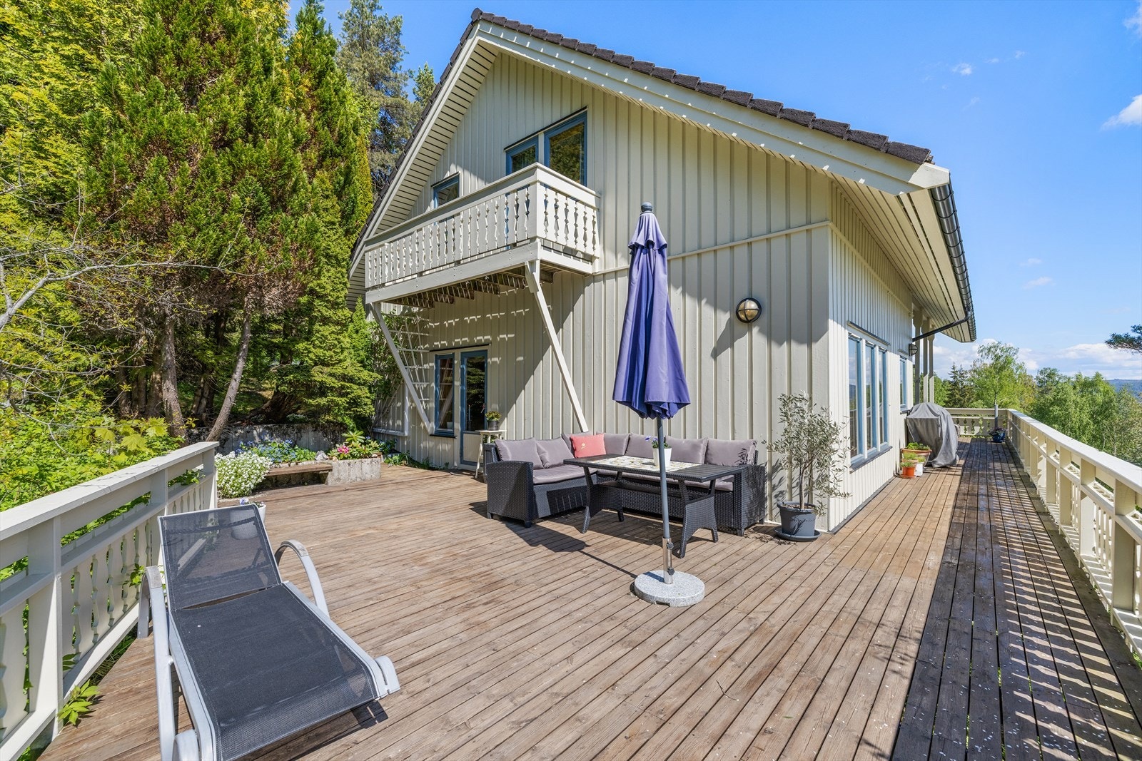 I hovedetasjen ligger en stor terrasse på totalt ca.75 kvm med flere soner, men likevel en helhet. Galleribilde