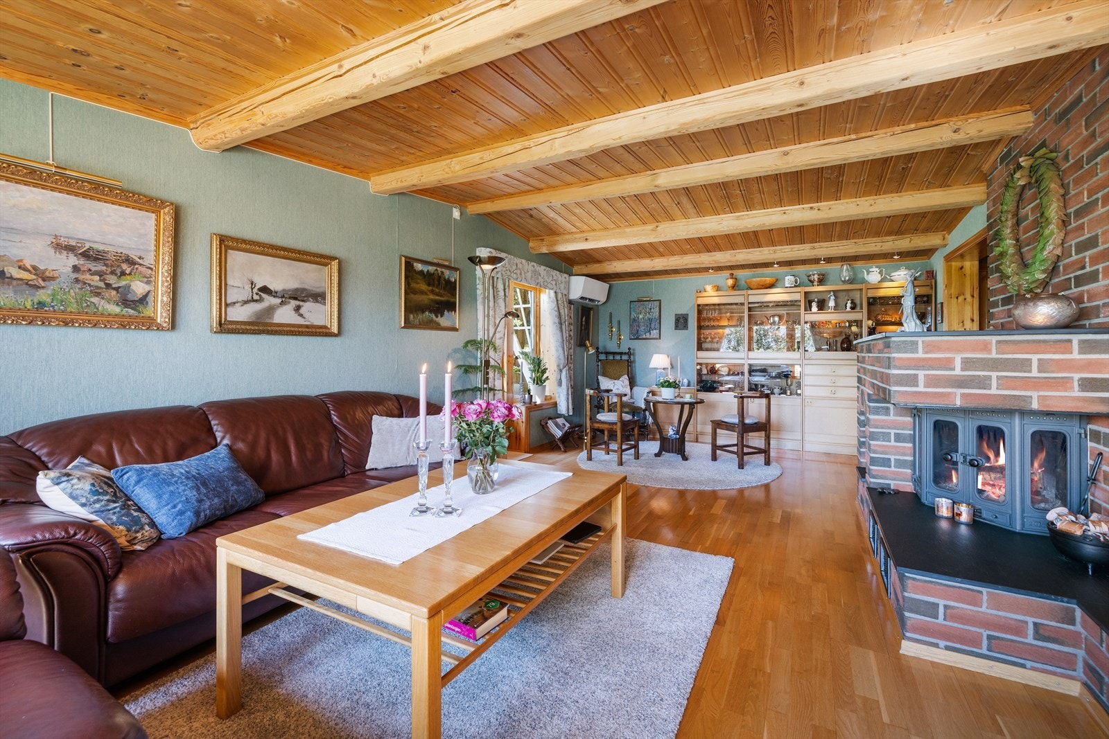 Romslig utformet stue med flere soner og plass til sofagruppe og spisebord. Galleribilde