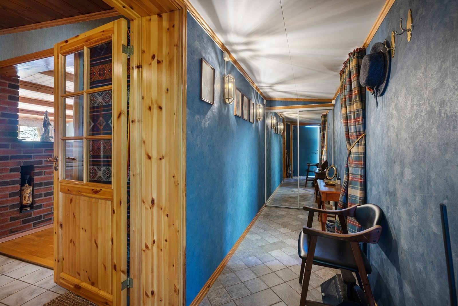 Entré med flislagt gulv med varme og integrert skyvedørsgarderobe. Galleribilde
