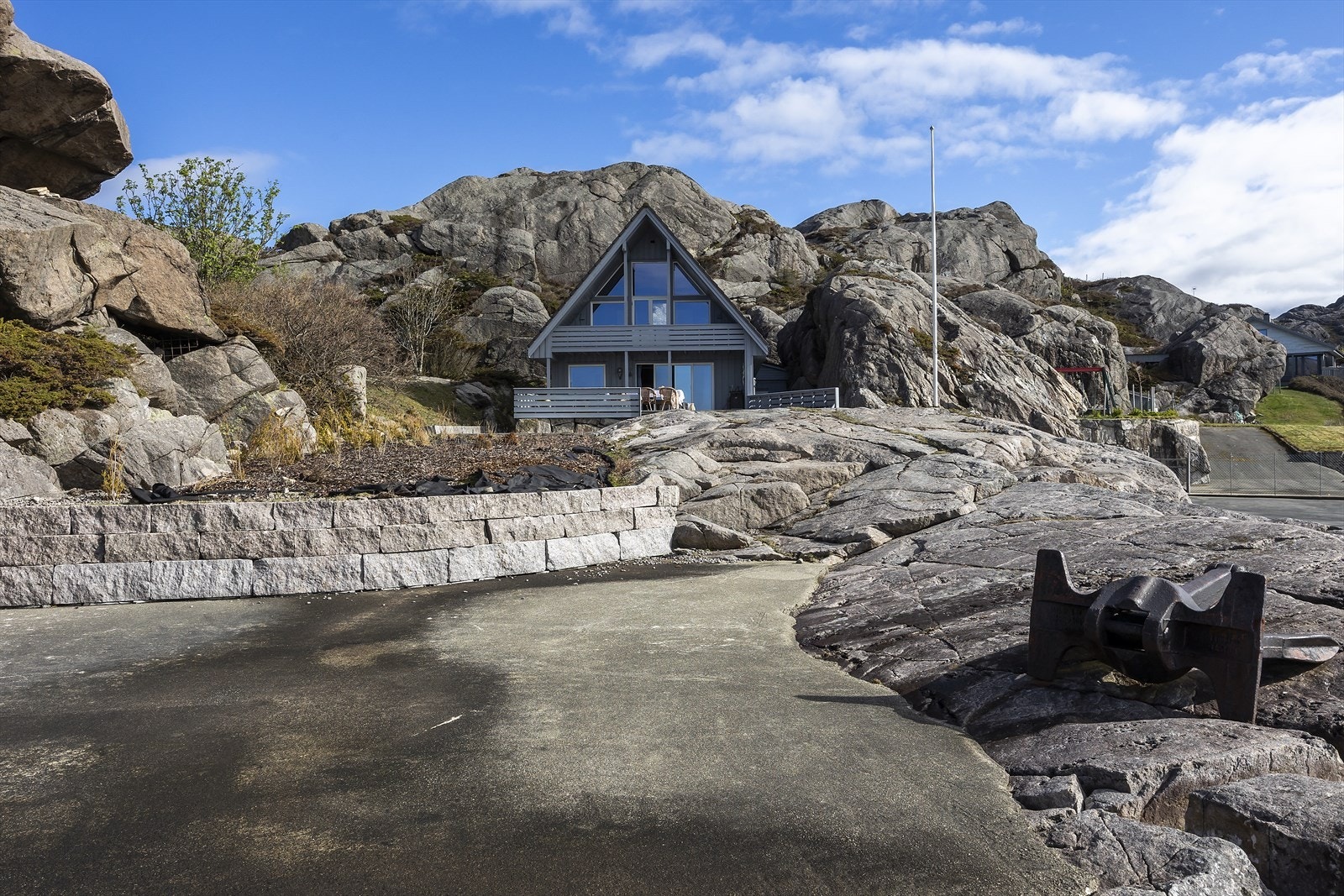 Eiendommen har en flott beliggenhet helt nede ved sjøen. Galleribilde