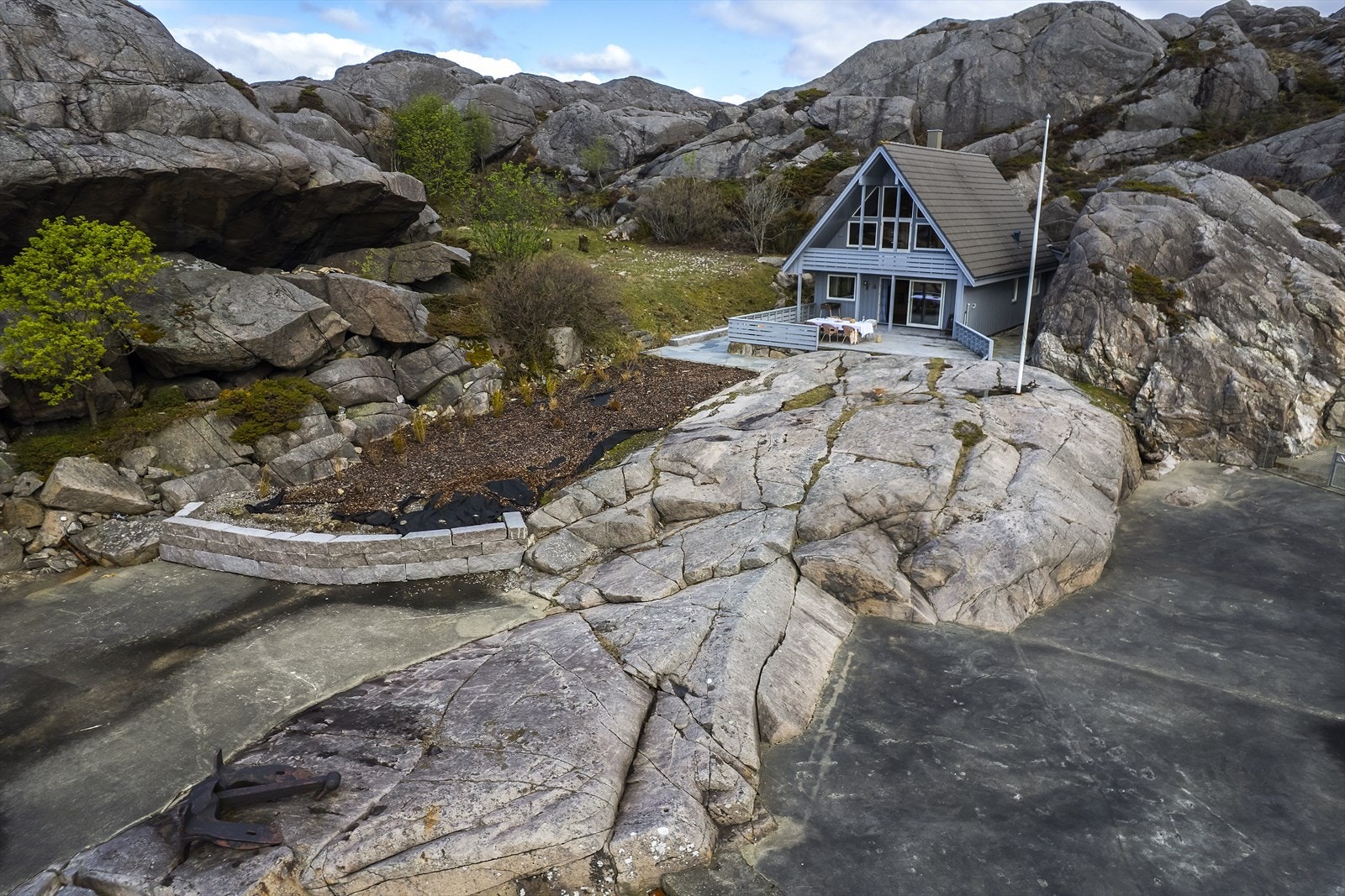 Hytta glir naturlig inn i det omkringliggende kystlandskapet. Galleribilde