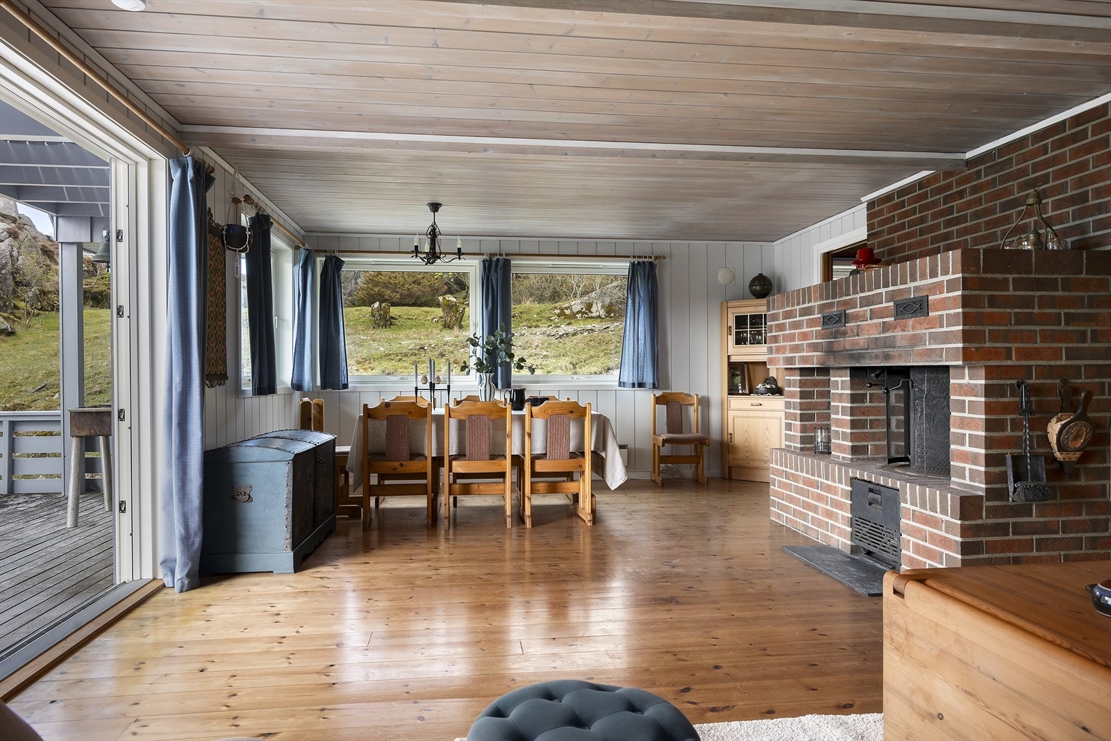 Stuen er romslig og gir god plass til både spisebord og sofagruppe. Galleribilde