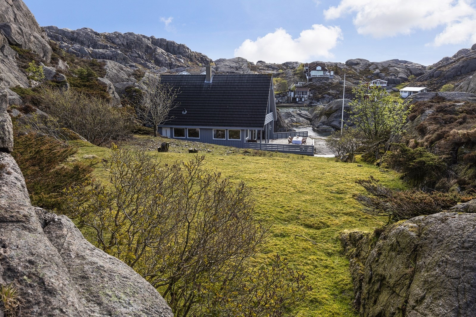 Eiendommen ligger fritt til med en stor, usjenert tomt. Galleribilde