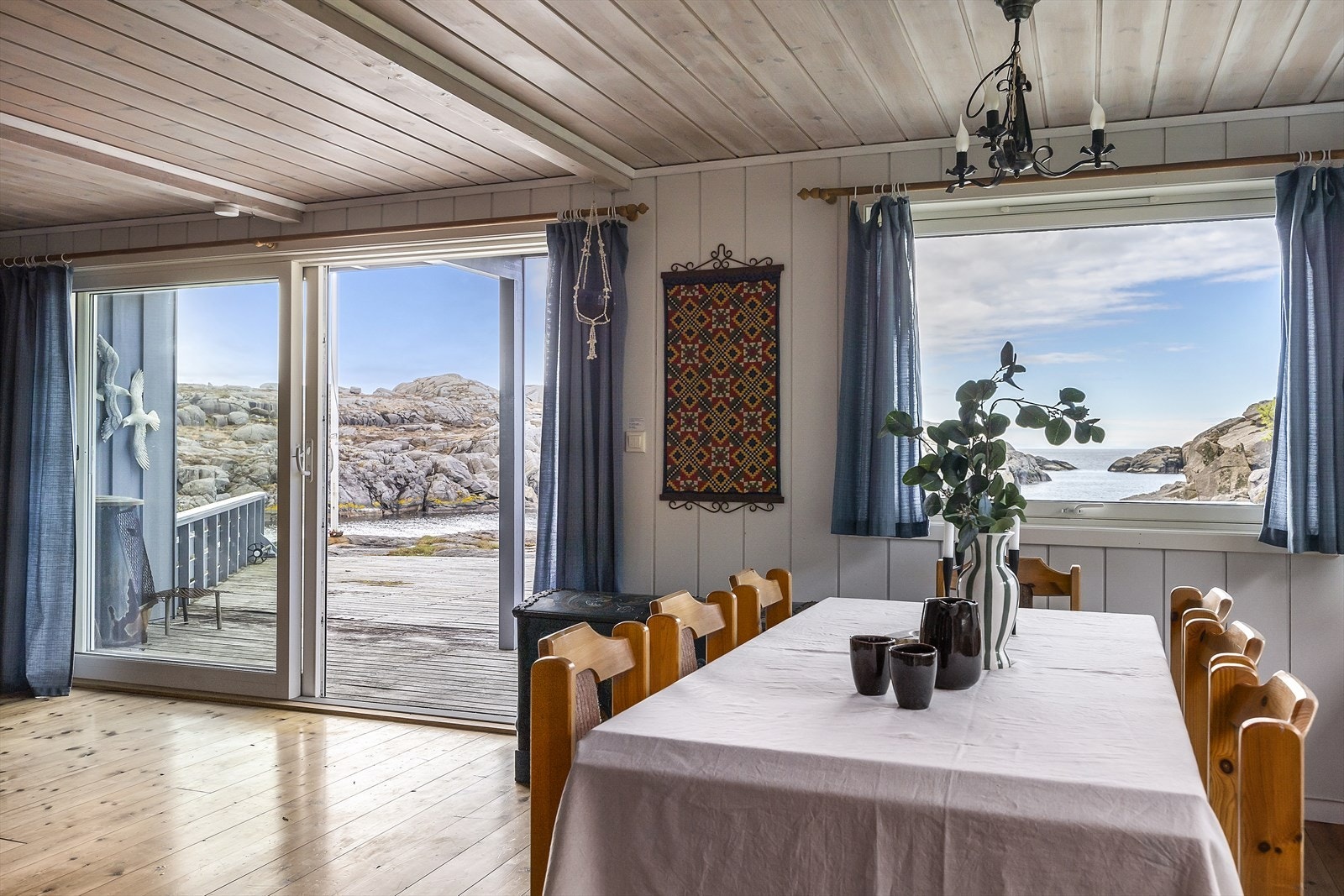 Store vindusflater og skyvedør mot terrassen gir rikelig med lys og flott utsikt. Galleribilde